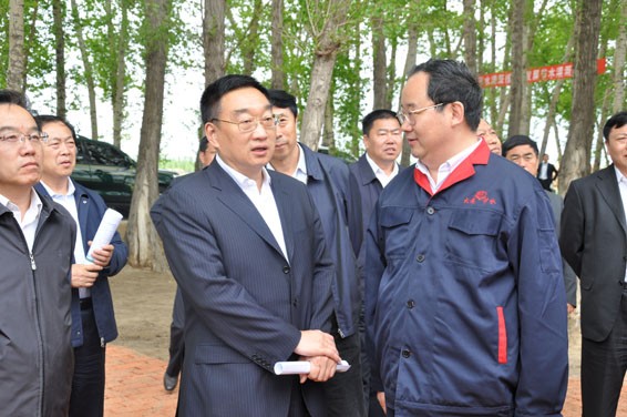 水利部部长陈雷到大禹节水公司吉林省膜下滴灌项目施工工地考察